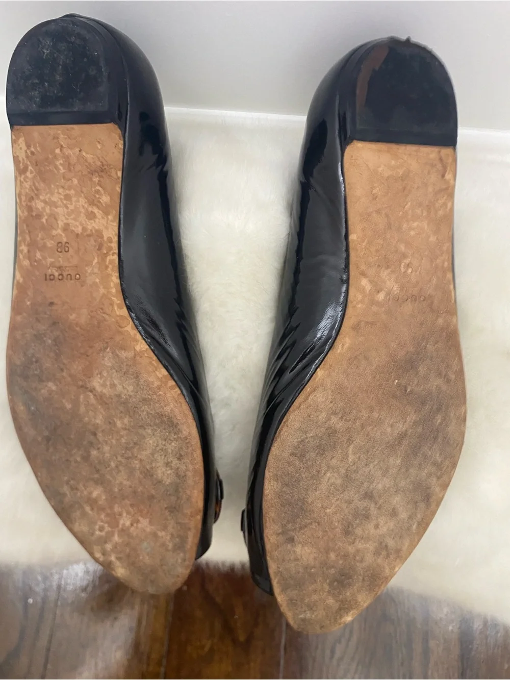 Gucci Black Women’s Peep-Toe Flats with Tortoiseshell Accent, size 9